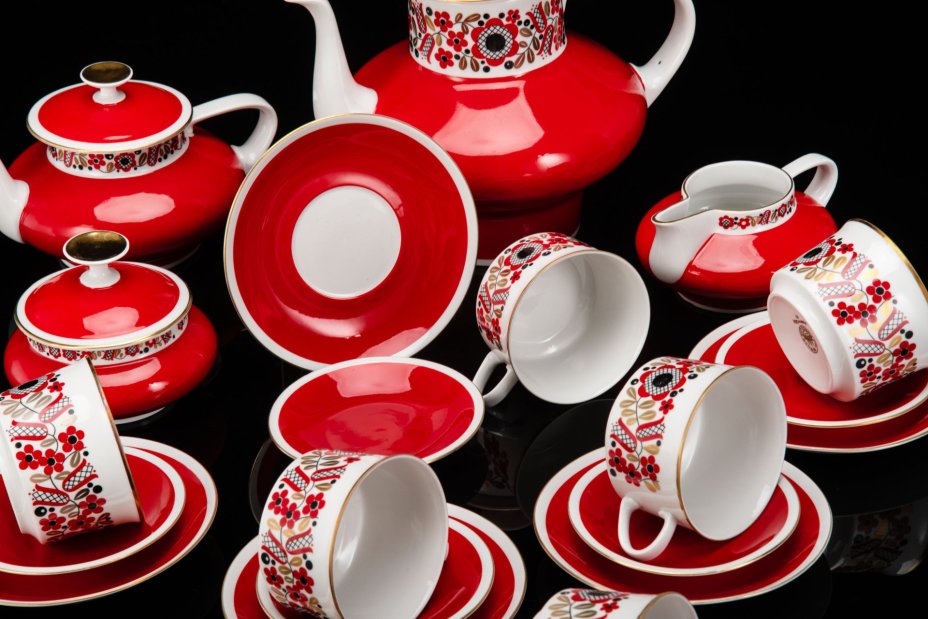 Сервиз чайный на 6 персон (22 предмета), выполненный в ярко-красном цвете с флористическим декором, фарфор, крытье, деколь, золочение, Freiberger Porzellan, ГДР, 1970-1990 гг.