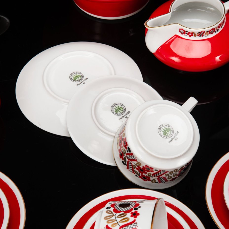 Сервиз чайный на 6 персон (22 предмета), выполненный в ярко-красном цвете с флористическим декором, фарфор, крытье, деколь, золочение, Freiberger Porzellan, ГДР, 1970-1990 гг.