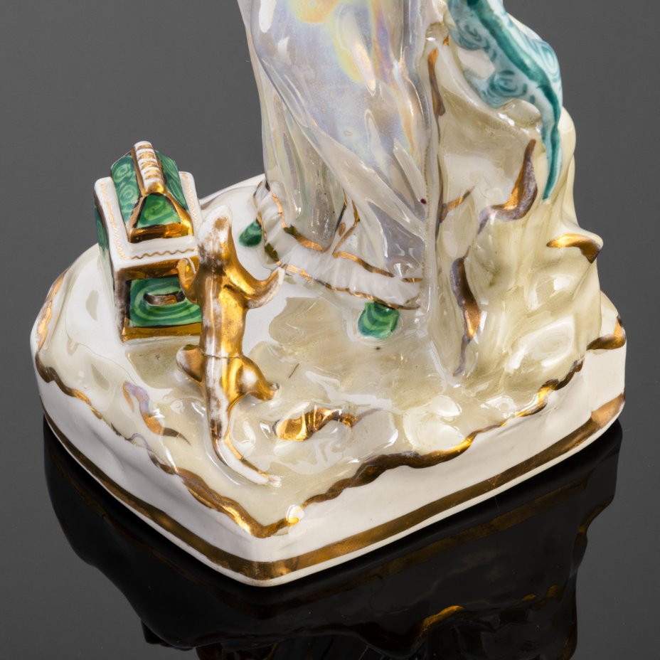 Статуэтка "Дары хозяйки Медной горы", скульпторы Кожин П.М. и Шепелева М.М., Дулевский фарфоровый завод (Дулёво)