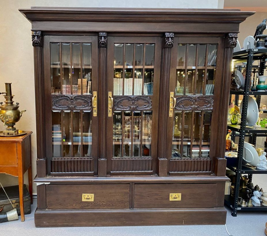 Книжный шкаф с секретом