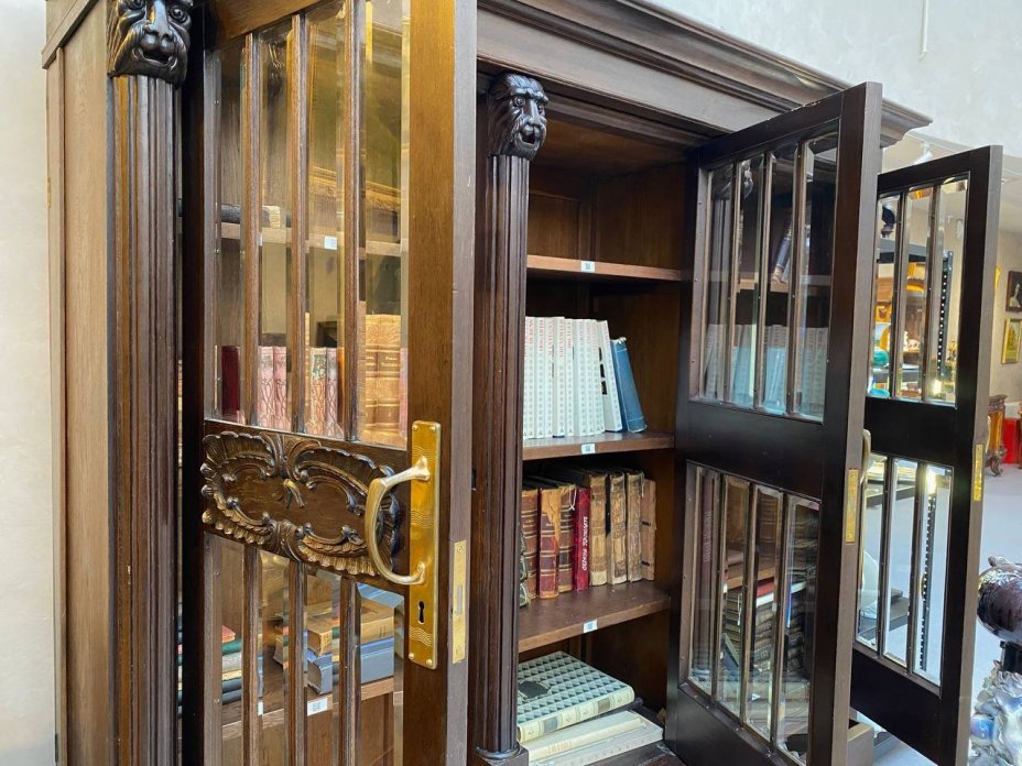 Книжный шкаф с секретом