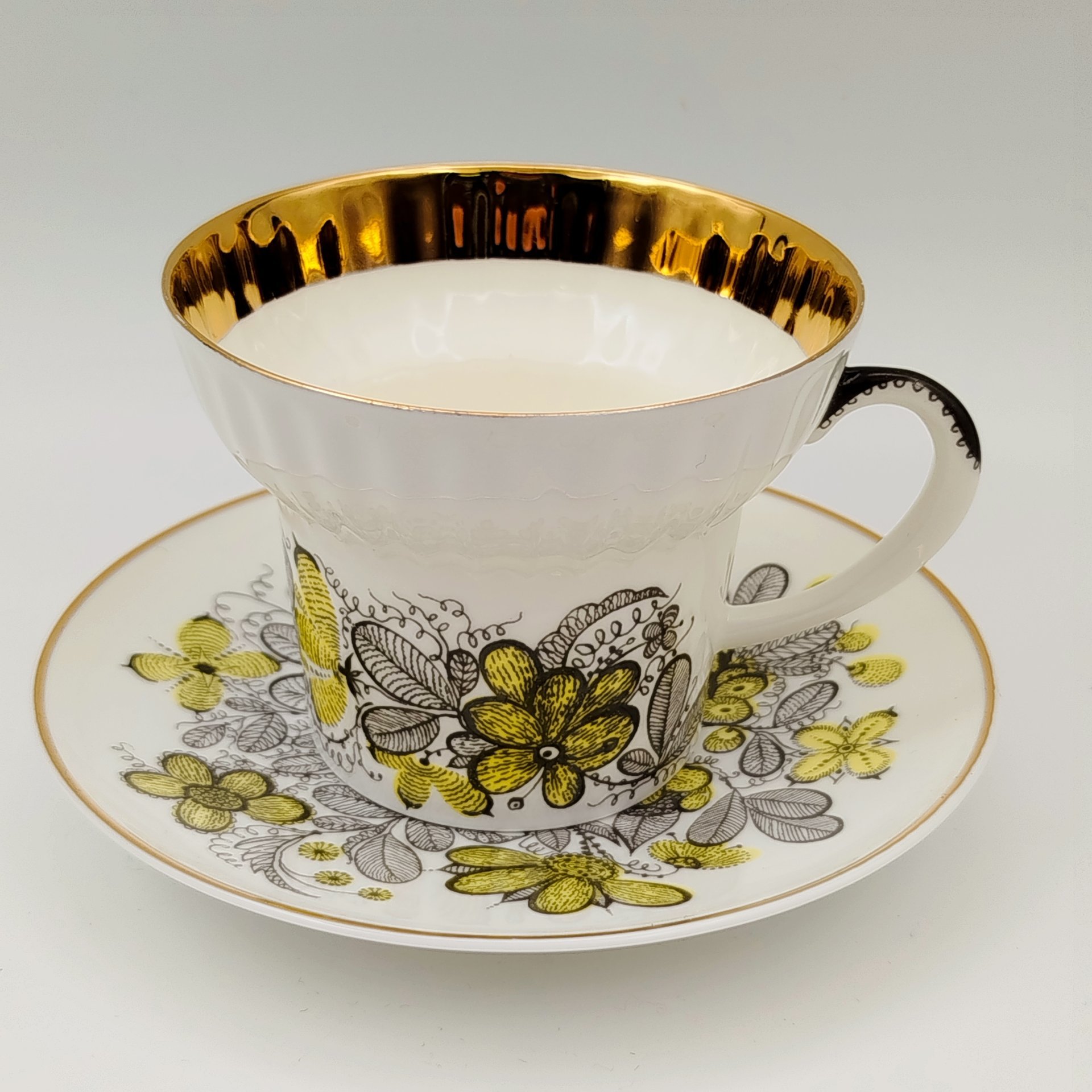 Пара чайная "Русское кружево", автор формы "Волна" Криммер Э.М., автор рисунка Беспалова-Михалева Т.Н.