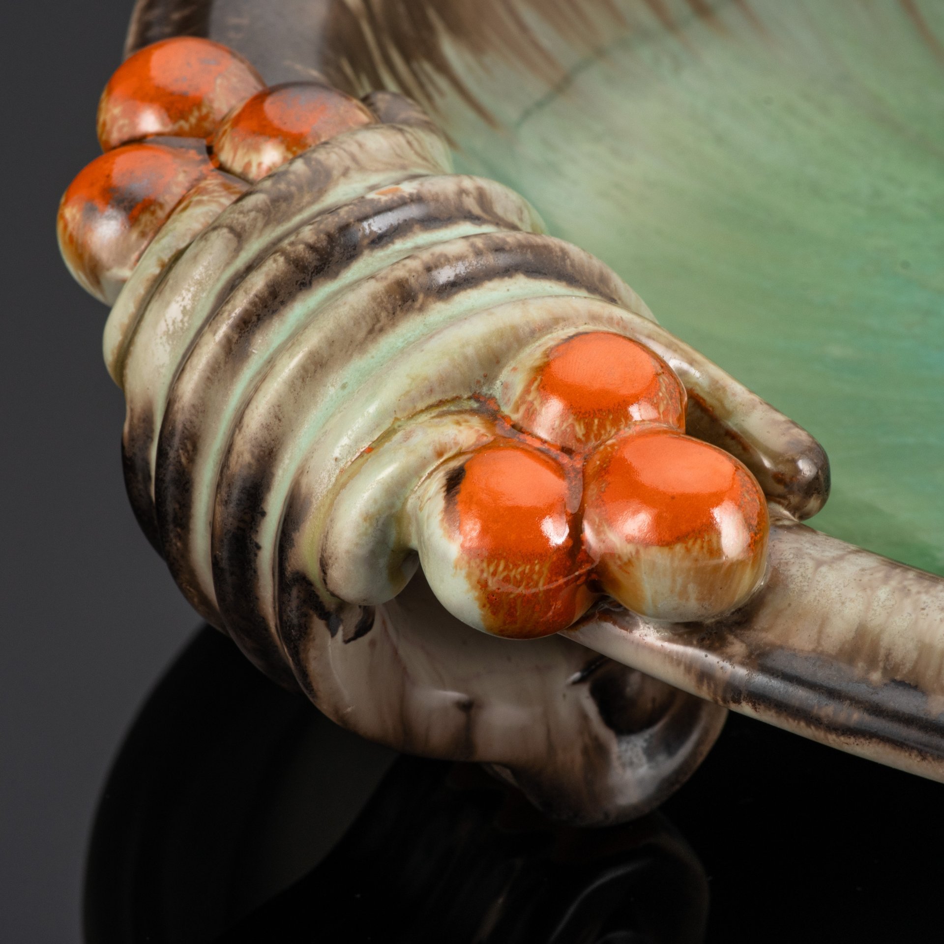 Блюдо сервировочное для фруктов, установленное на три фигурные ножки, Steuler Pottery, керамика, поливы