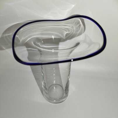 Ваза цилиндрической формы с широкой горловиной  кобальтовым кантом, стекло, Стеклозавод «Неман», Беларусь, 2000-2020 гг.