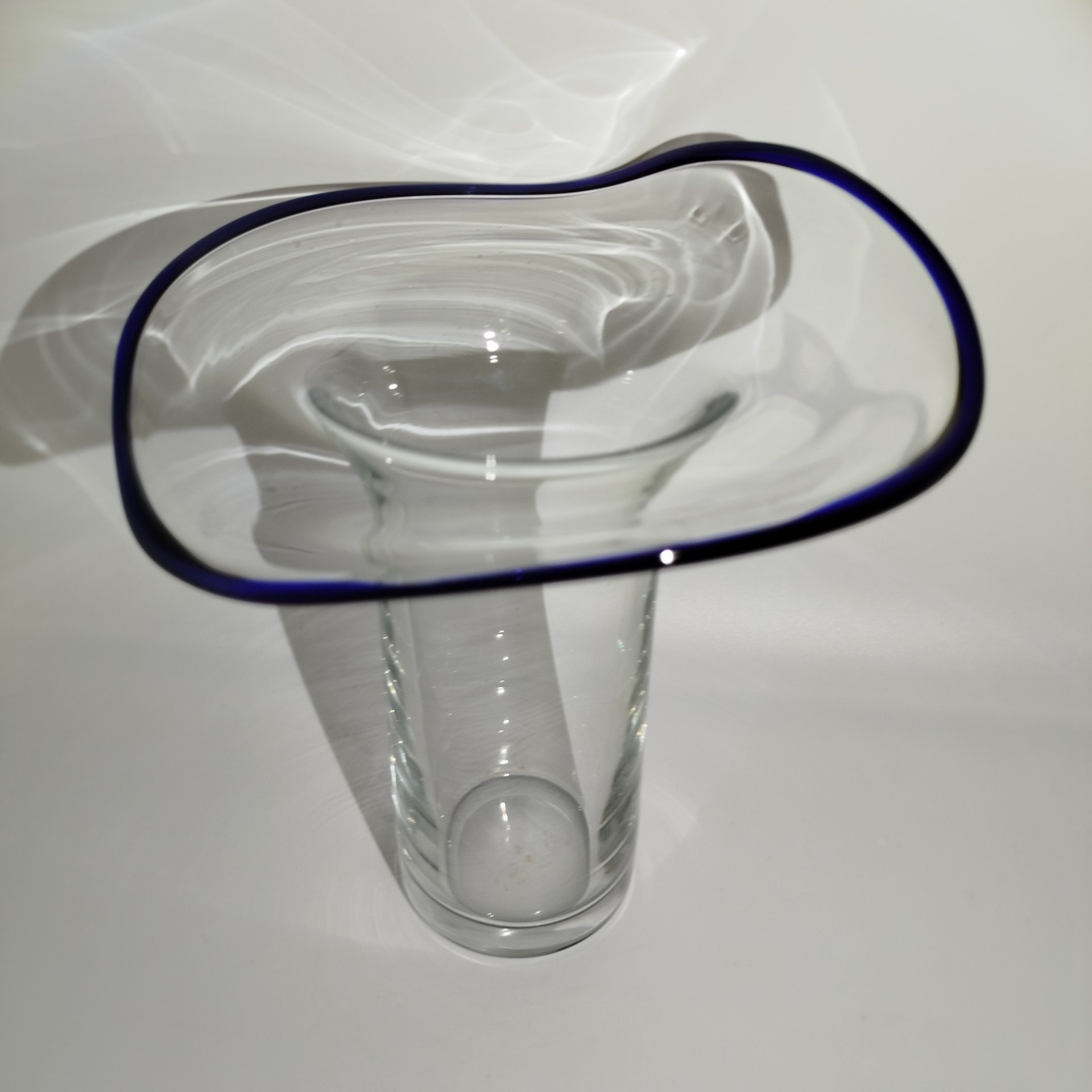 Ваза цилиндрической формы с широкой горловиной  кобальтовым кантом, стекло, Стеклозавод «Неман», Беларусь, 2000-2020 гг.