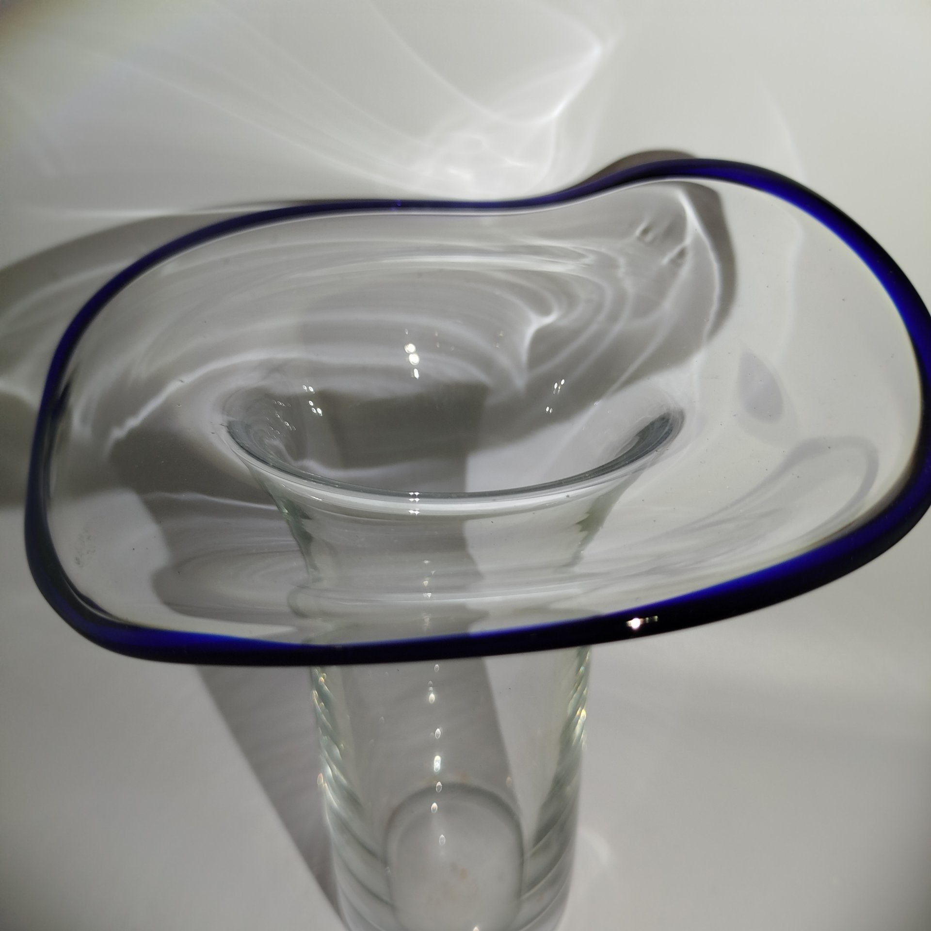 Ваза цилиндрической формы с широкой горловиной  кобальтовым кантом, стекло, Стеклозавод «Неман», Беларусь, 2000-2020 гг.