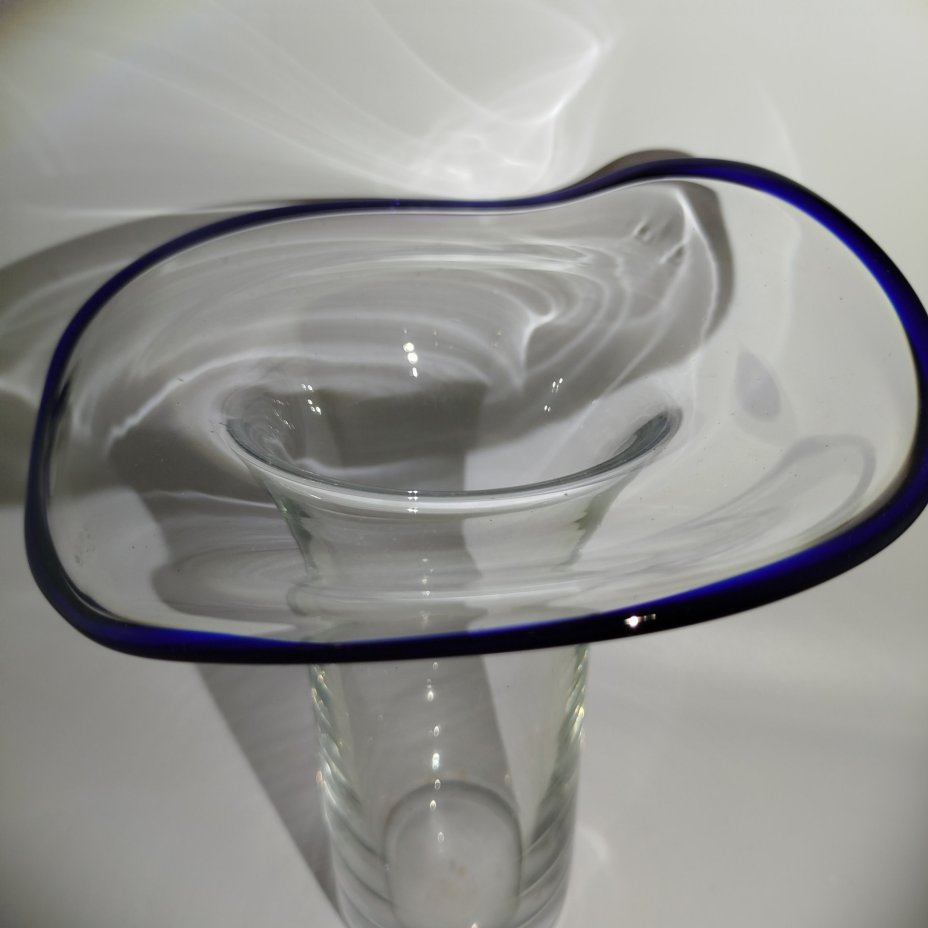 Ваза цилиндрической формы с широкой горловиной  кобальтовым кантом, стекло, Стеклозавод «Неман», Беларусь, 2000-2020 гг.