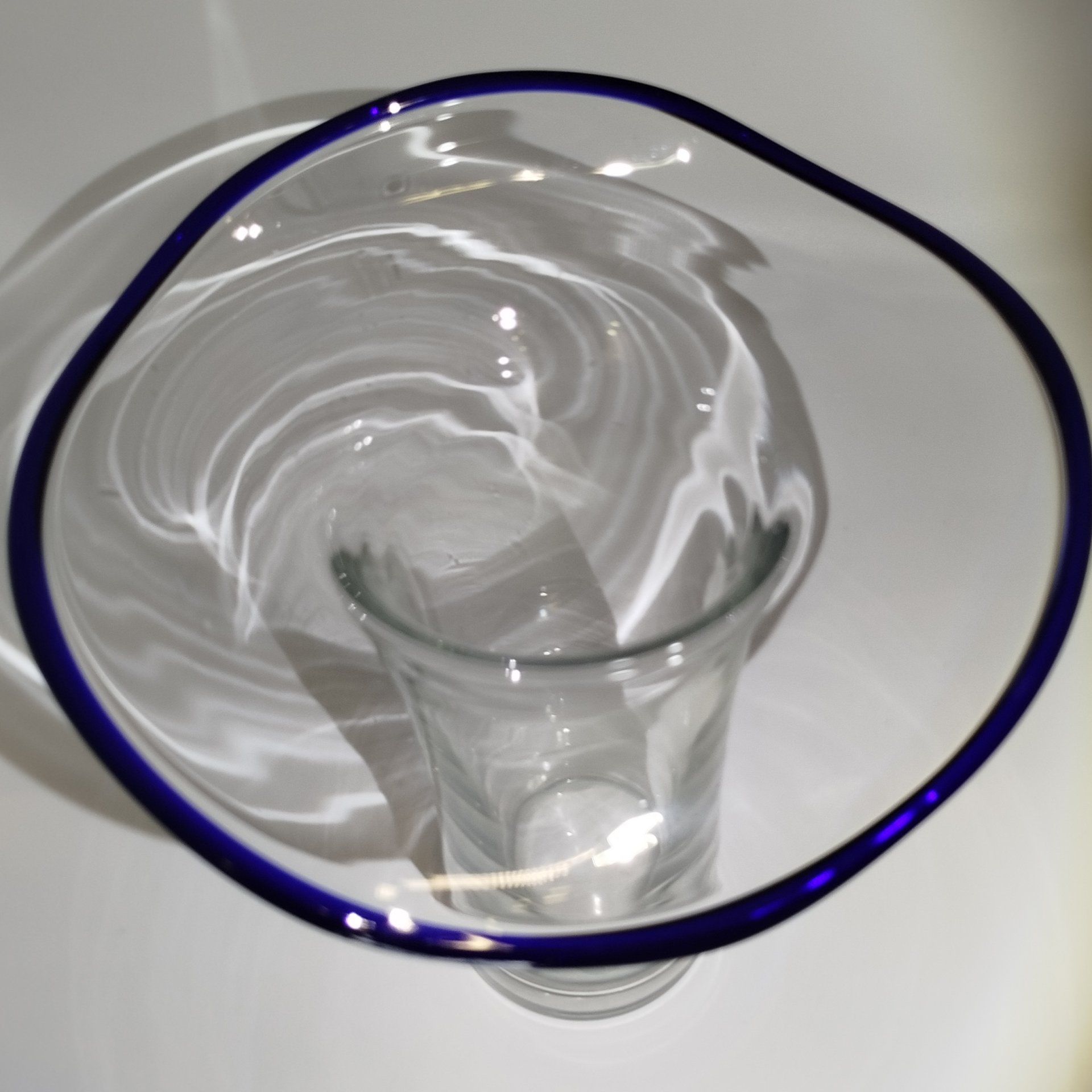 Ваза цилиндрической формы с широкой горловиной  кобальтовым кантом, стекло, Стеклозавод «Неман», Беларусь, 2000-2020 гг.