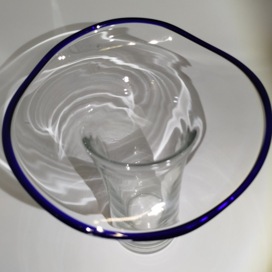 Ваза цилиндрической формы с широкой горловиной  кобальтовым кантом, стекло, Стеклозавод «Неман», Беларусь, 2000-2020 гг.