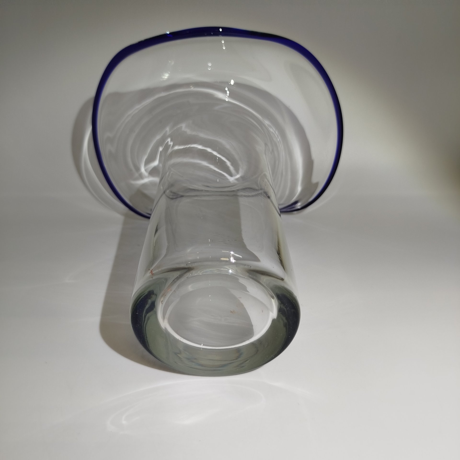 Ваза цилиндрической формы с широкой горловиной  кобальтовым кантом, стекло, Стеклозавод «Неман», Беларусь, 2000-2020 гг.