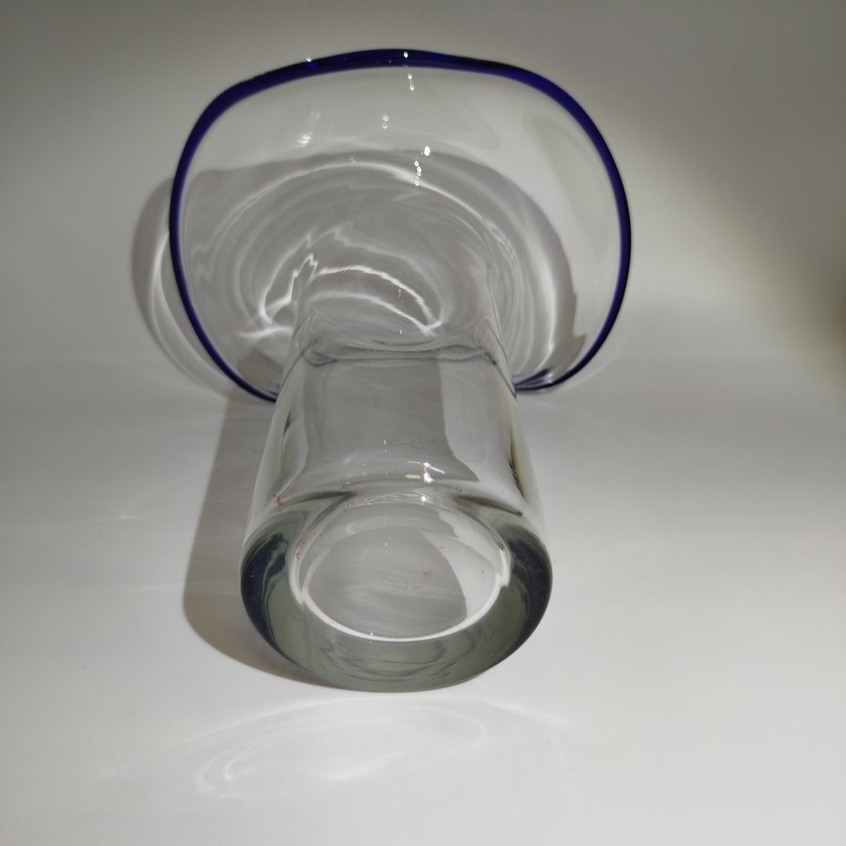 Ваза цилиндрической формы с широкой горловиной  кобальтовым кантом, стекло, Стеклозавод «Неман», Беларусь, 2000-2020 гг.