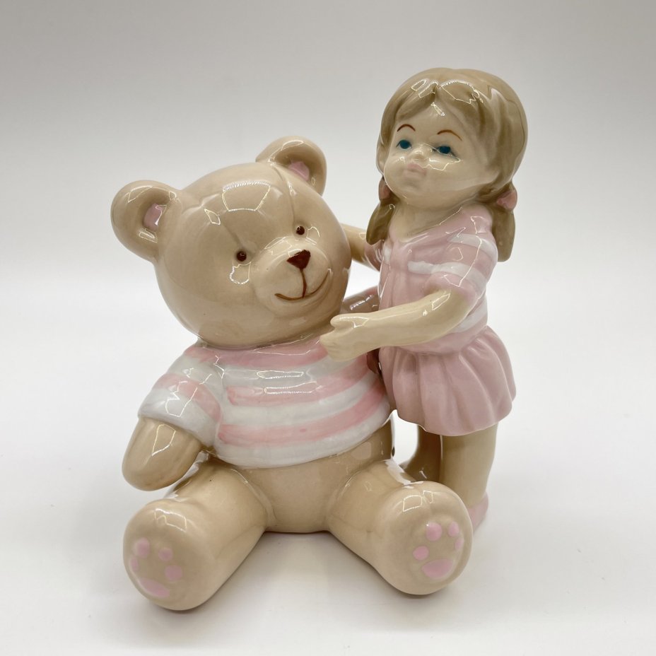 Статуэтка "Девочка с медвежонком" Valerio Sole, керамика, Италия, 2025 г.