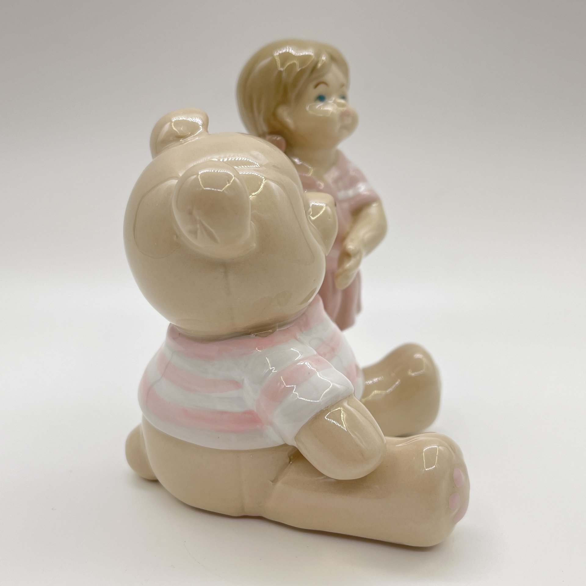 Статуэтка "Девочка с медвежонком" Valerio Sole, керамика, Италия, 2025 г.