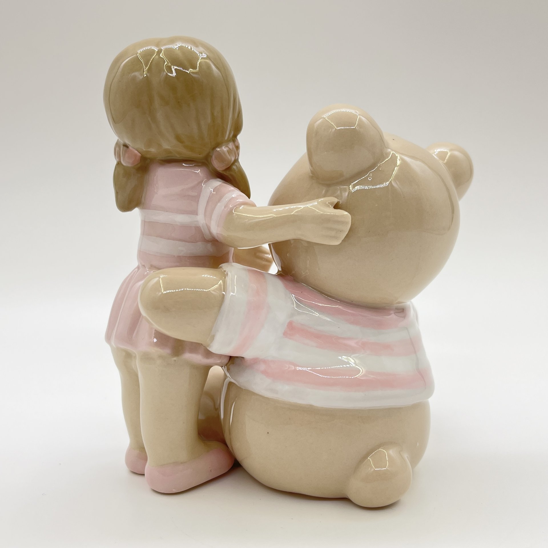 Статуэтка "Девочка с медвежонком" Valerio Sole, керамика, Италия, 2025 г.