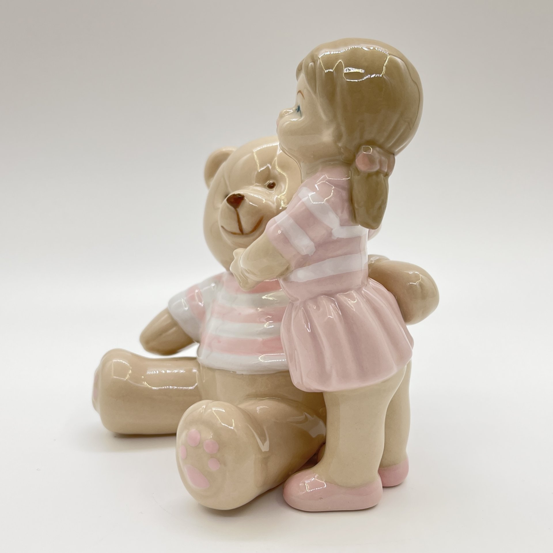 Статуэтка "Девочка с медвежонком" Valerio Sole, керамика, Италия, 2025 г.