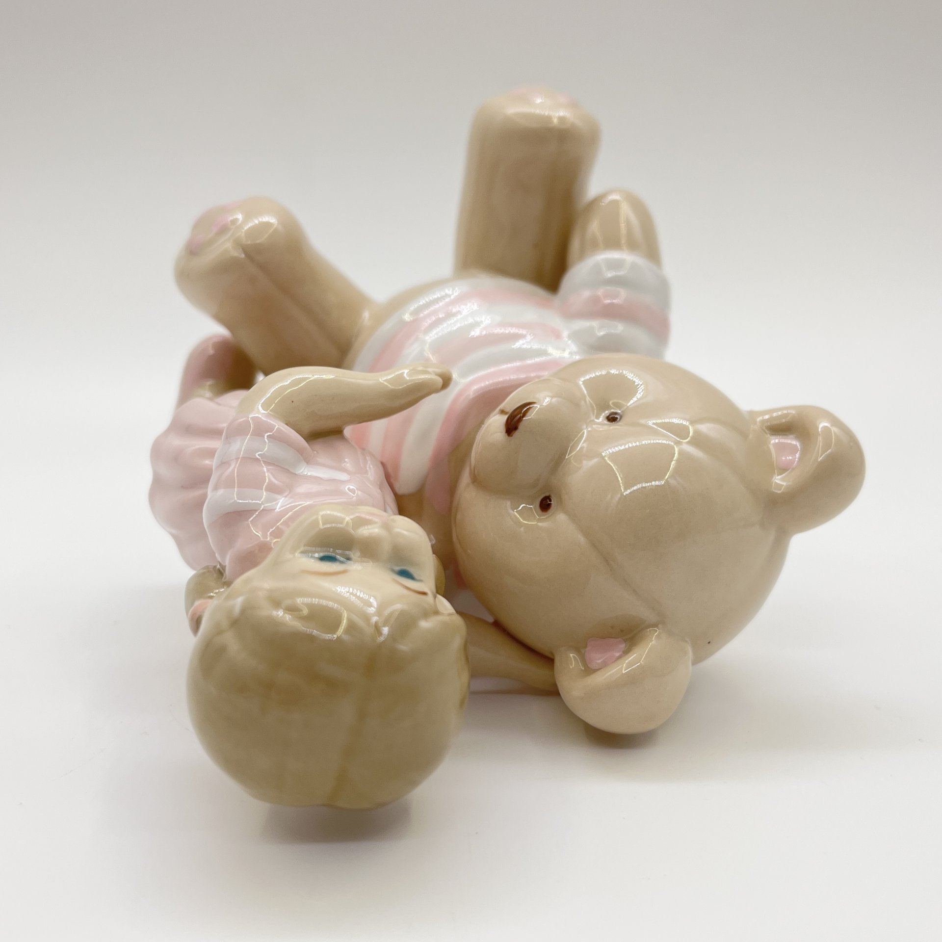 Статуэтка "Девочка с медвежонком" Valerio Sole, керамика, Италия, 2025 г.