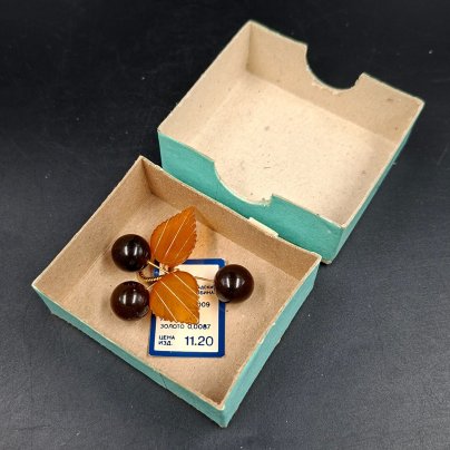 Брошь винтажная "Вишенки" в оригинальной коробке, янтарь, латунь, золочение, картон, Калининградский янтарный комбинат, СССР, 1987-1992 гг.