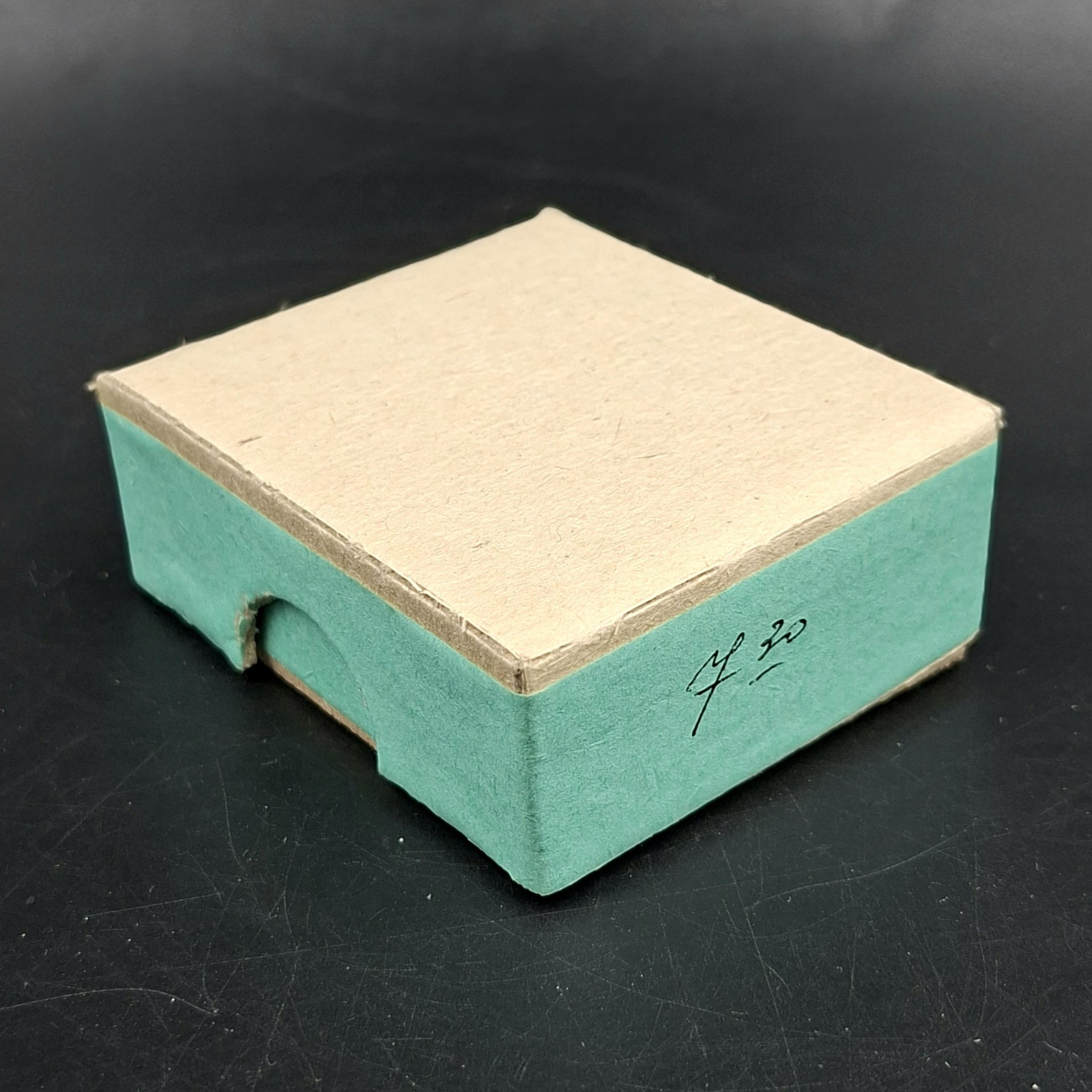 Брошь винтажная "Вишенки" в оригинальной коробке, янтарь, латунь, золочение, картон, Калининградский янтарный комбинат, СССР, 1987-1992 гг.