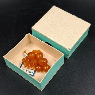 Брошь винтажная "Виноград" в оригинальной коробке, янтарь, латунь, золочение, картон, Калининградский янтарный комбинат, СССР, 1987-1992 гг.