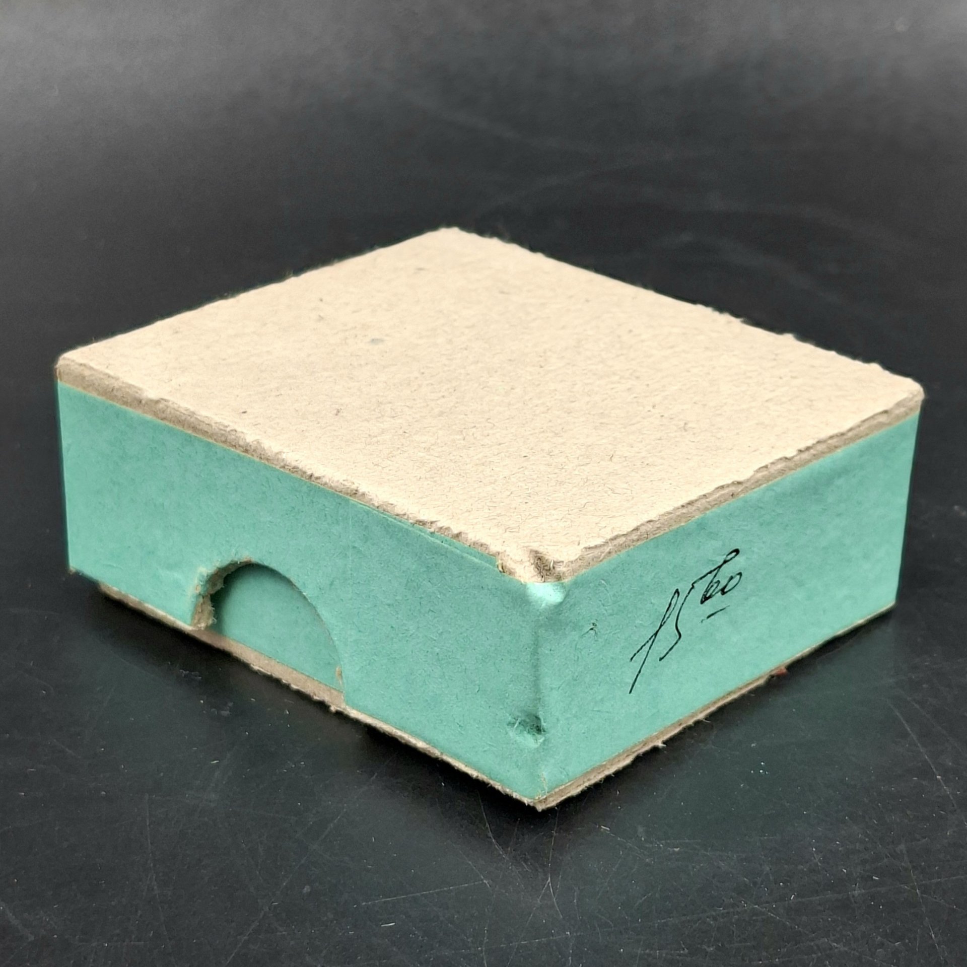 Брошь винтажная "Виноград" в оригинальной коробке, янтарь, латунь, золочение, картон, Калининградский янтарный комбинат, СССР, 1987-1992 гг.