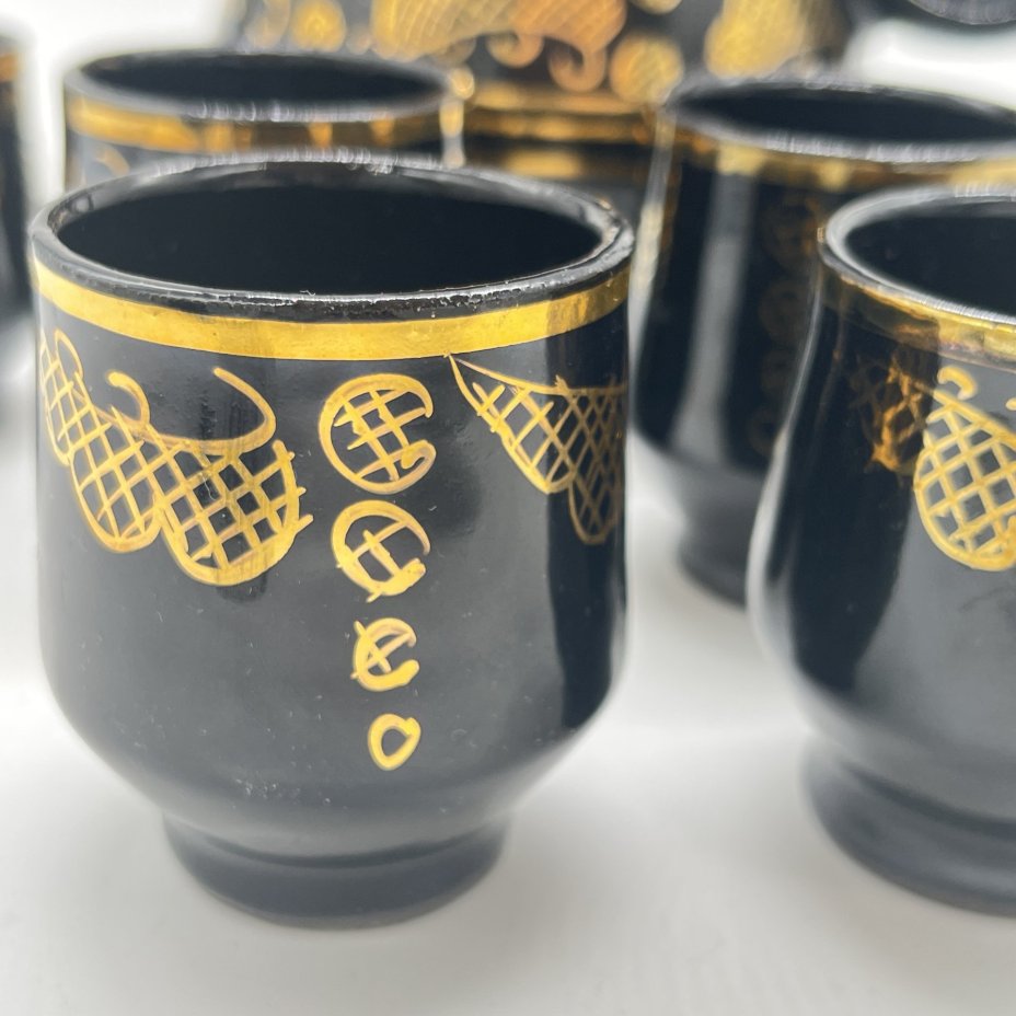 Чайник и 6 пиал для распития горячих напитков