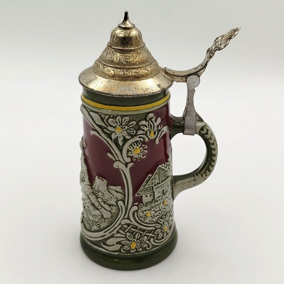 Кружка пивная с крышкой, украшенная романтической сценой, керамика, олово, серебрение, Marzi & Remy, Германия, 1964-1991 гг.