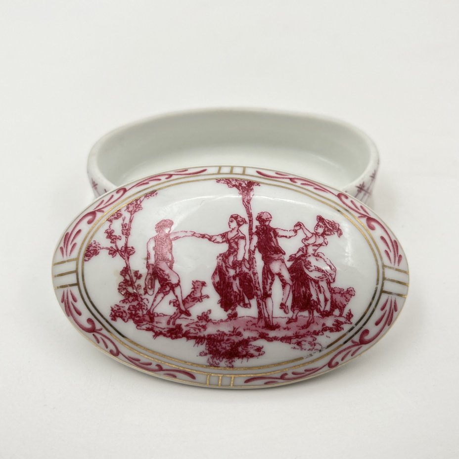 Шкатулка овальная миниатюрная "Пасторальный танец", фарфор, деколь, золочение, Европа, 1970-2000 гг.