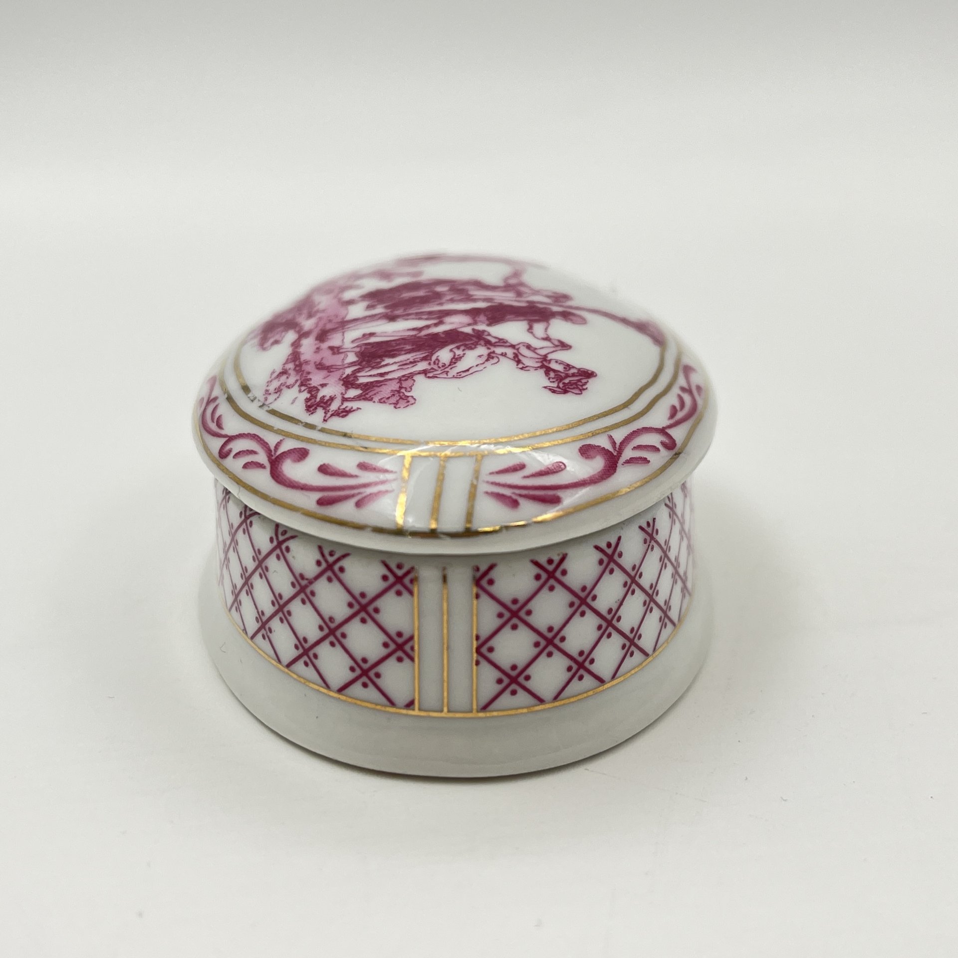 Шкатулка овальная миниатюрная "Пасторальный танец", фарфор, деколь, золочение, Европа, 1970-2000 гг.