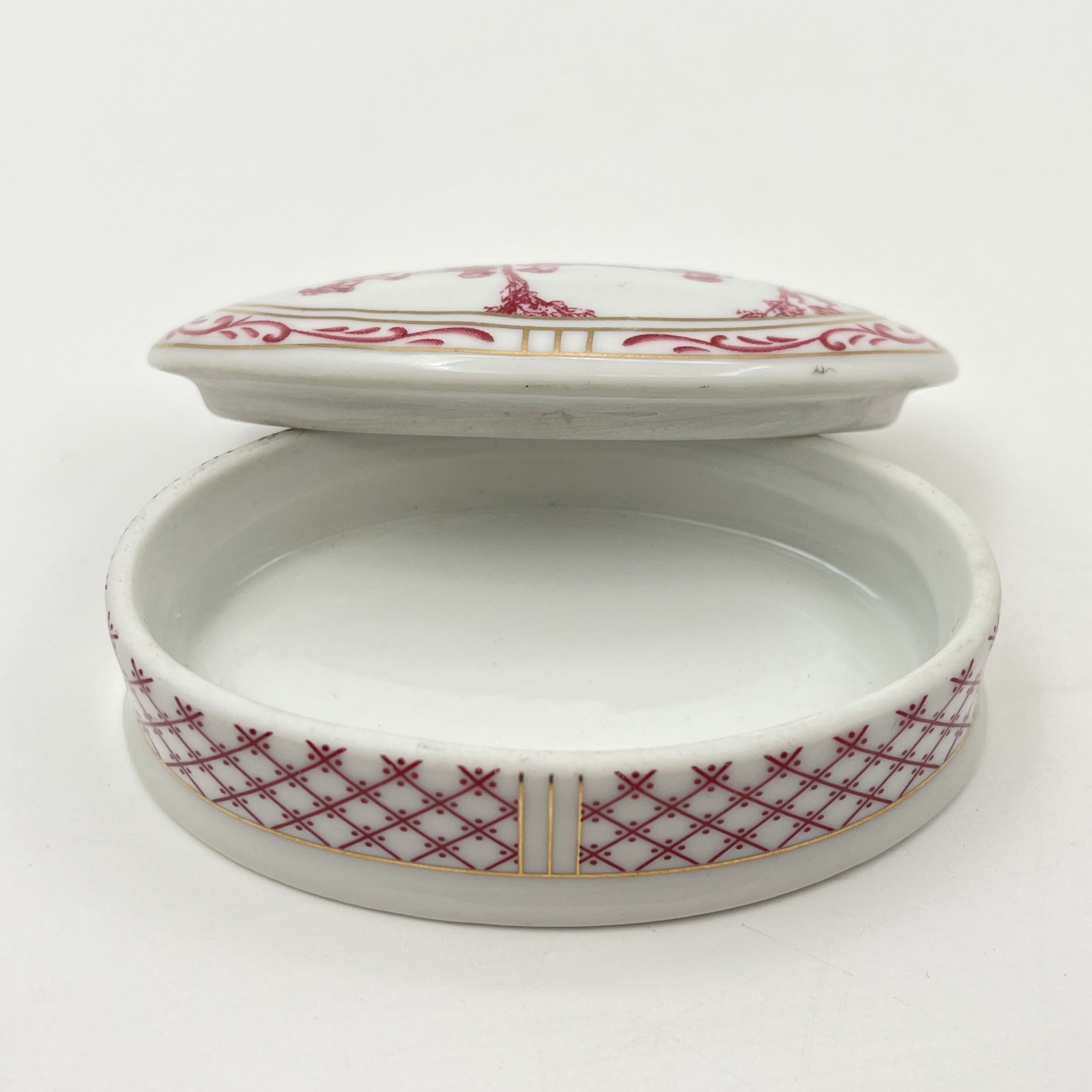 Шкатулка овальная миниатюрная "Пасторальный танец", фарфор, деколь, золочение, Европа, 1970-2000 гг.