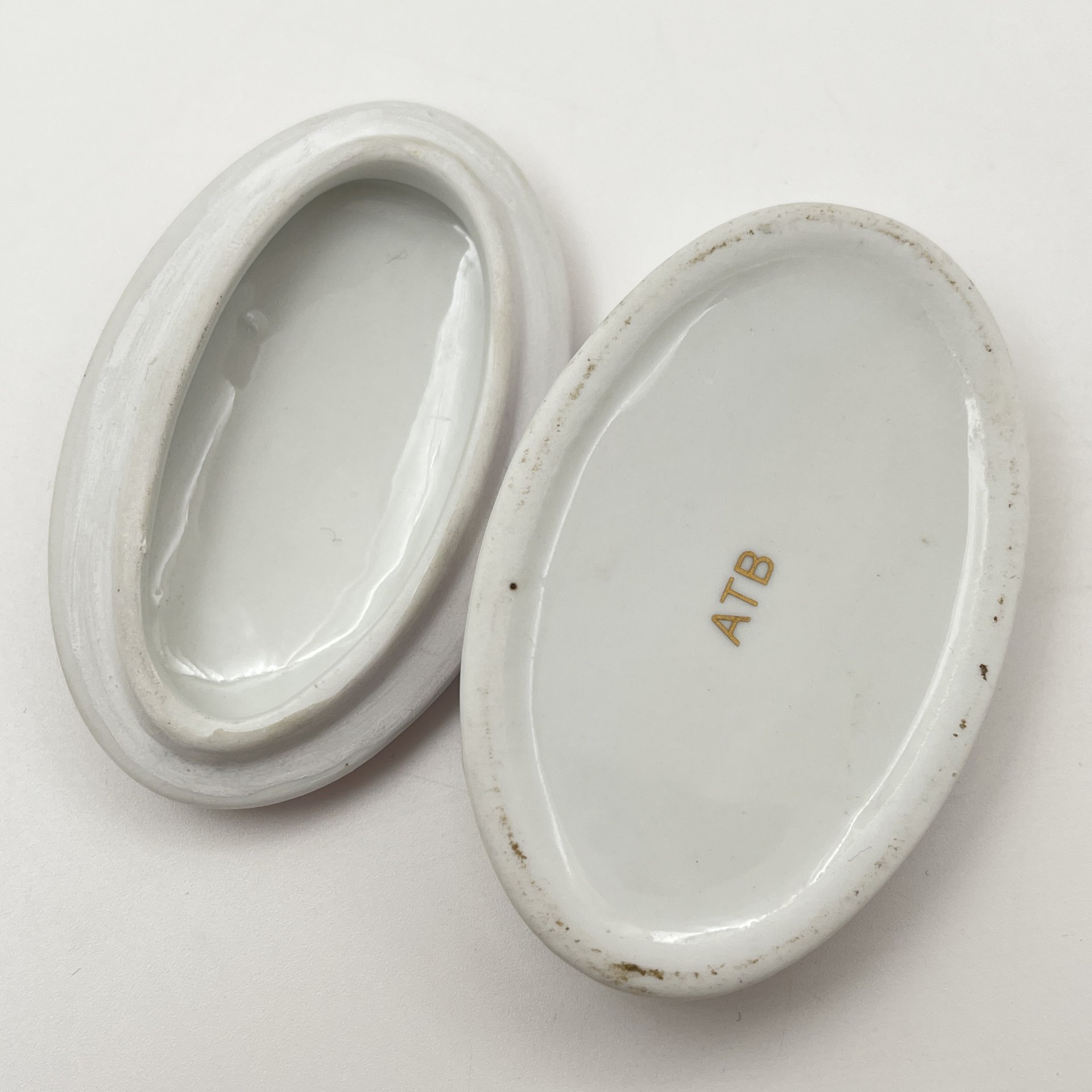 Шкатулка овальная миниатюрная "Пасторальный танец", фарфор, деколь, золочение, Европа, 1970-2000 гг.