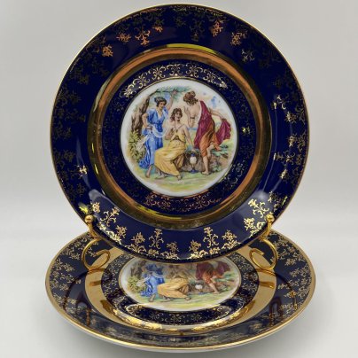 Пара обеденных тарелок из сервиза  "Мадонна" в золотисто-кобальтовой цветовой гамме, фарфор, крытье, деколь, золочение, Moritz Zdekauer (MZ), Чехословакия, 1970-1990 гг.