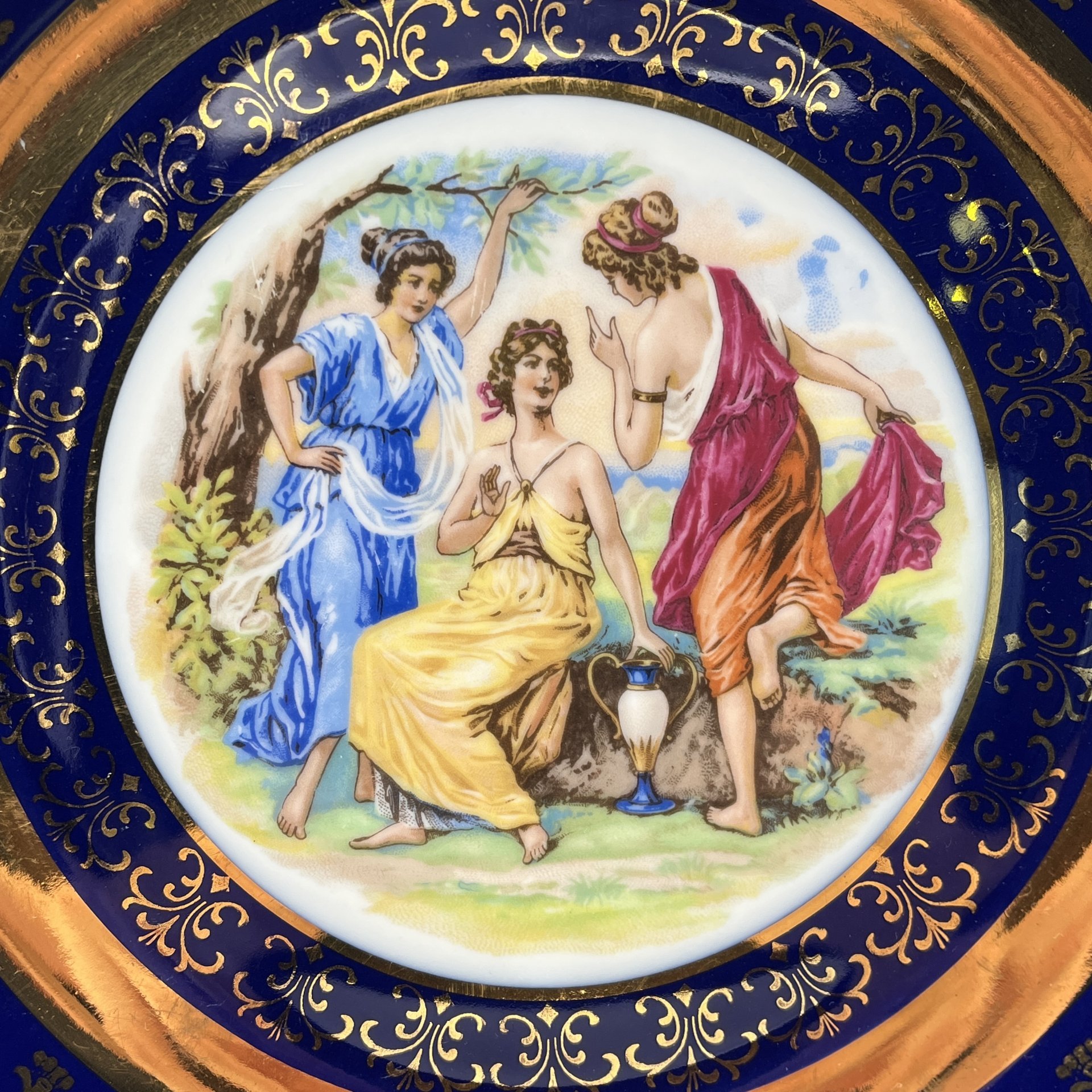 Пара обеденных тарелок из сервиза  "Мадонна" в золотисто-кобальтовой цветовой гамме, фарфор, крытье, деколь, золочение, Moritz Zdekauer (MZ), Чехословакия, 1970-1990 гг.