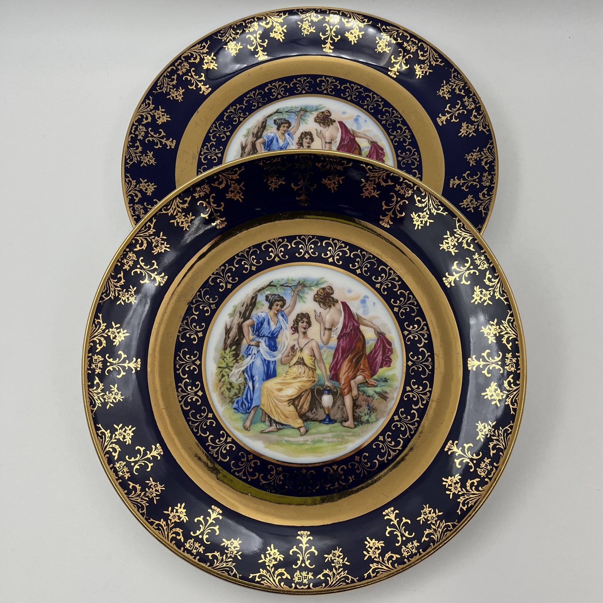 Пара обеденных тарелок из сервиза  "Мадонна" в золотисто-кобальтовой цветовой гамме, фарфор, крытье, деколь, золочение, Moritz Zdekauer (MZ), Чехословакия, 1970-1990 гг.