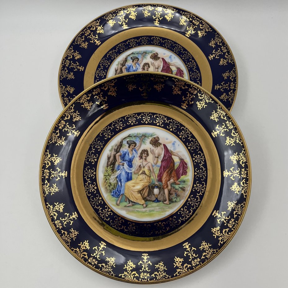 Пара обеденных тарелок из сервиза  "Мадонна" в золотисто-кобальтовой цветовой гамме, фарфор, крытье, деколь, золочение, Moritz Zdekauer (MZ), Чехословакия, 1970-1990 гг.