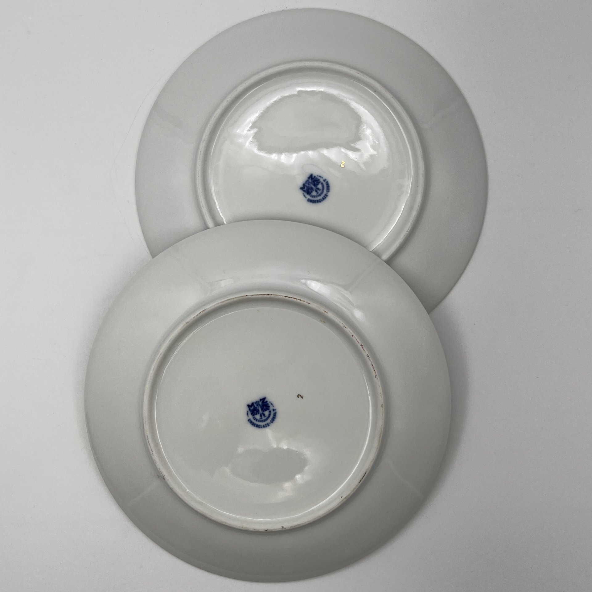 Пара обеденных тарелок из сервиза  "Мадонна" в золотисто-кобальтовой цветовой гамме, фарфор, крытье, деколь, золочение, Moritz Zdekauer (MZ), Чехословакия, 1970-1990 гг.