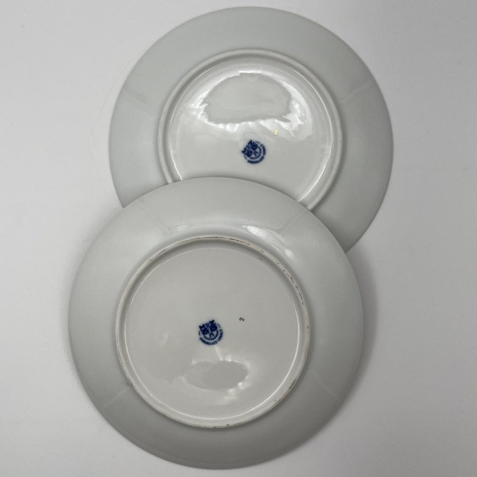 Пара обеденных тарелок из сервиза  "Мадонна" в золотисто-кобальтовой цветовой гамме, фарфор, крытье, деколь, золочение, Moritz Zdekauer (MZ), Чехословакия, 1970-1990 гг.