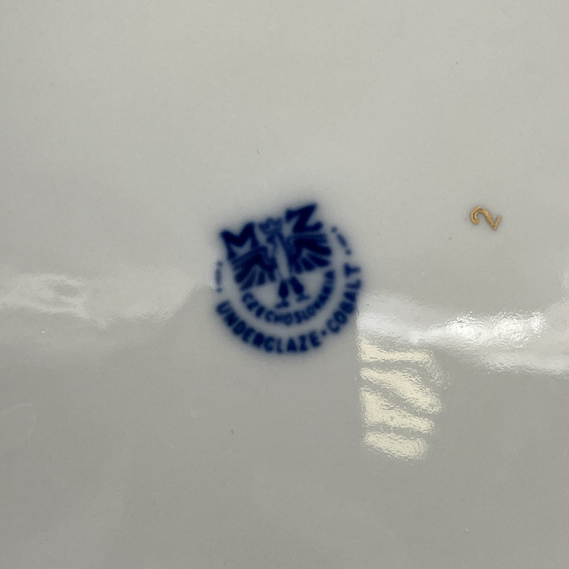 Пара обеденных тарелок из сервиза  "Мадонна" в золотисто-кобальтовой цветовой гамме, фарфор, крытье, деколь, золочение, Moritz Zdekauer (MZ), Чехословакия, 1970-1990 гг.