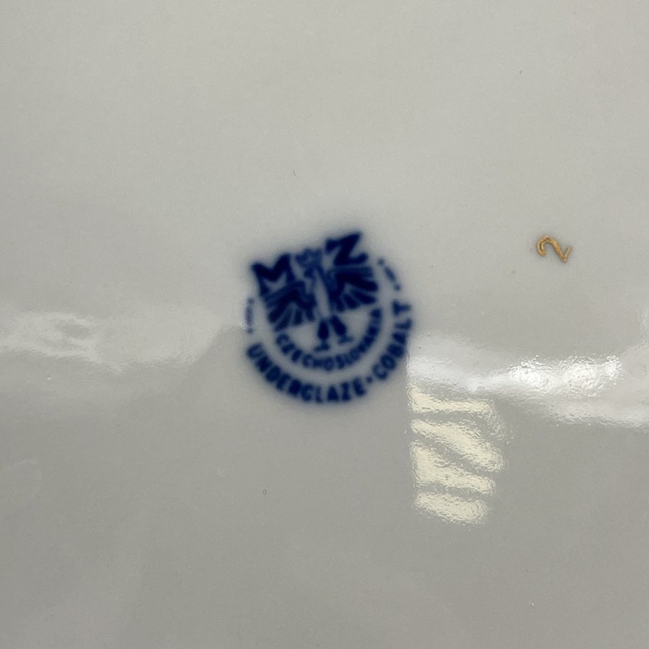 Пара обеденных тарелок из сервиза  "Мадонна" в золотисто-кобальтовой цветовой гамме, фарфор, крытье, деколь, золочение, Moritz Zdekauer (MZ), Чехословакия, 1970-1990 гг.