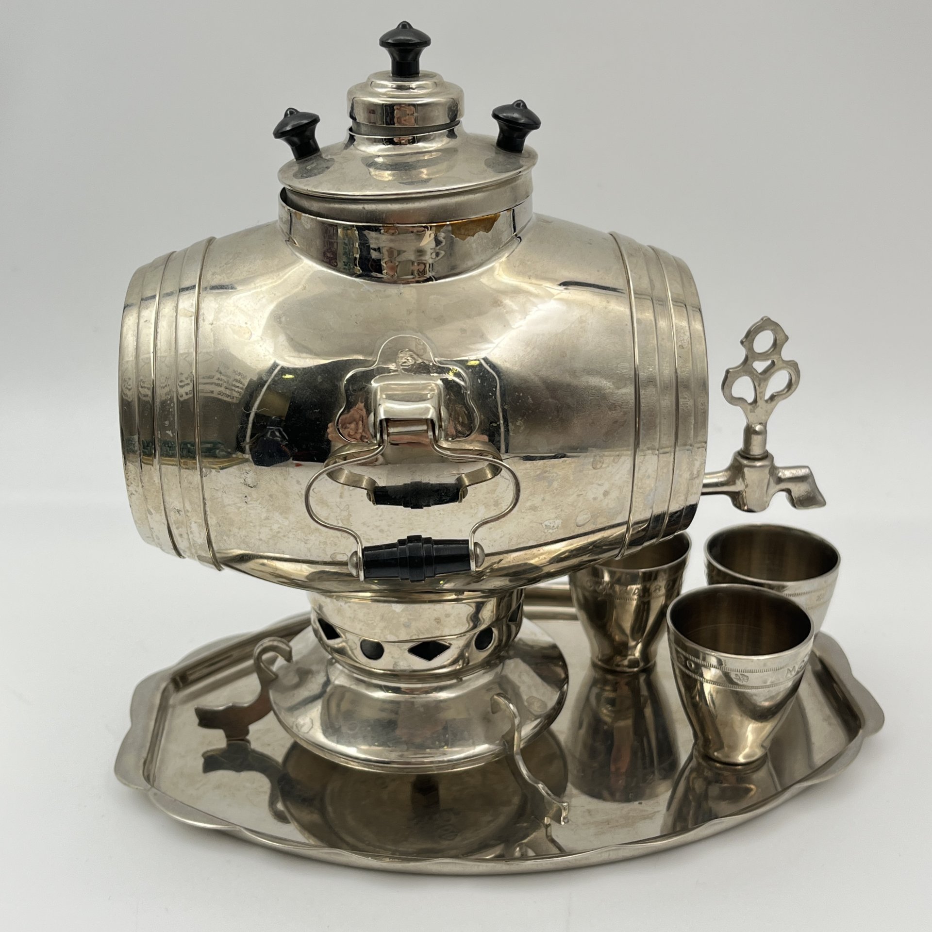 Штоф для крепких напитков в виде самовара "Москва 80", металл, пластик, СССР, 1980 г.