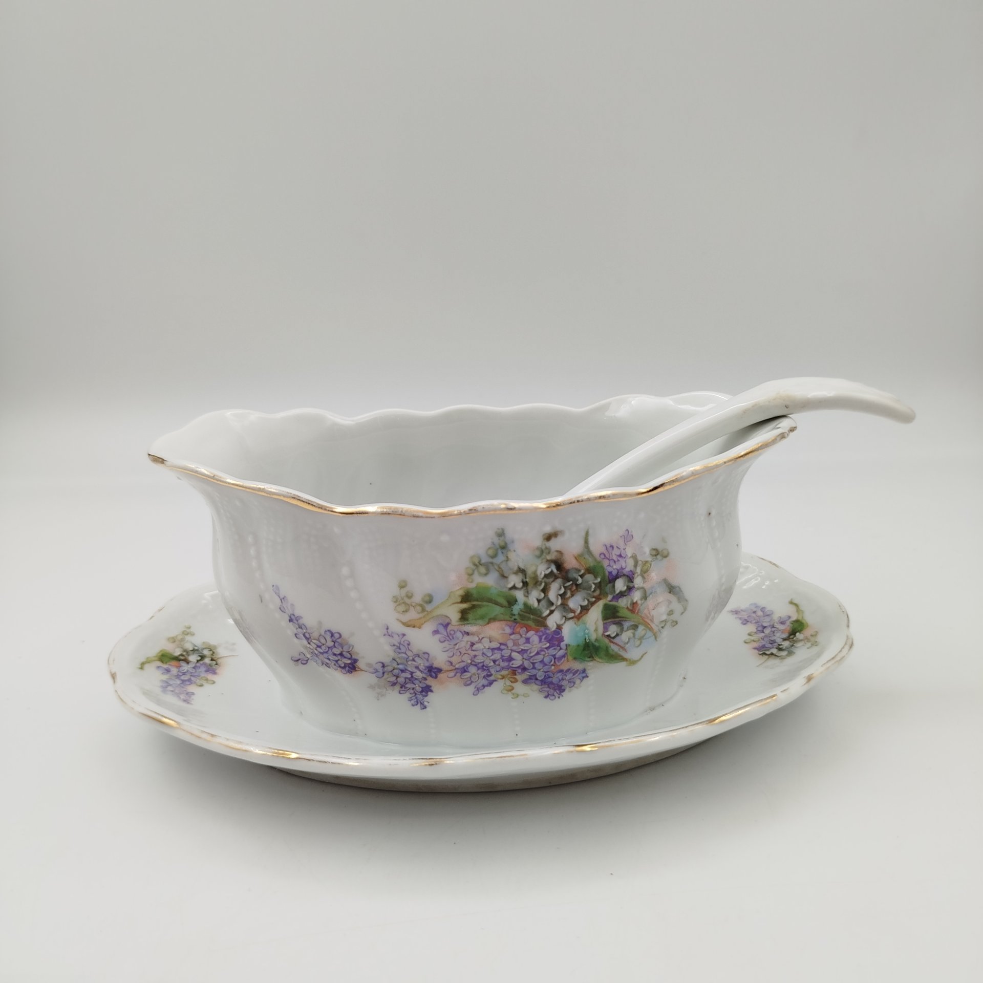 Соусник с ложкой, декорированные изображением сирени и ландышей, фарфор, деколь, золочение, Российская империя, 1890-1917 гг.
