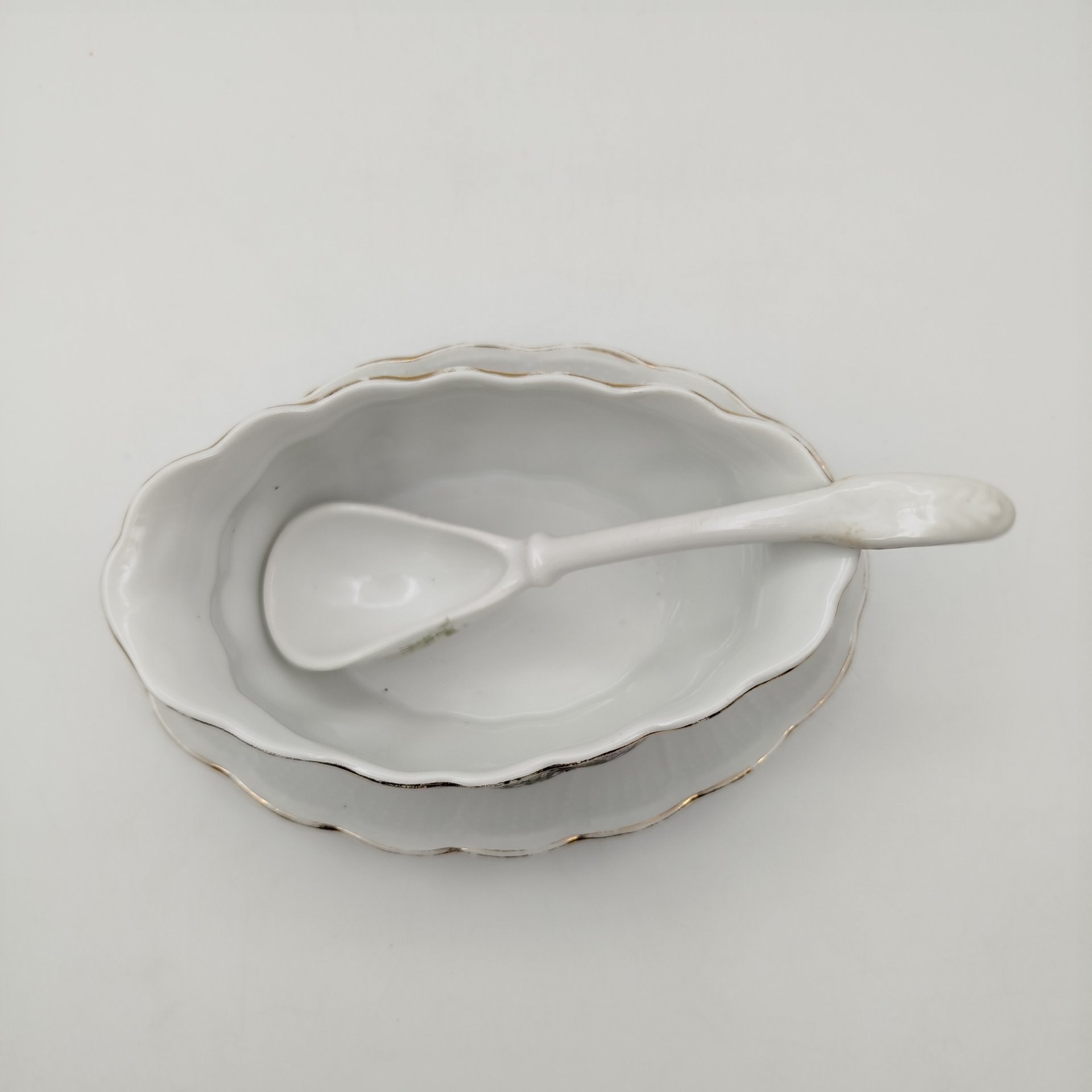 Соусник с ложкой, декорированные изображением сирени и ландышей, фарфор, деколь, золочение, Российская империя, 1890-1917 гг.