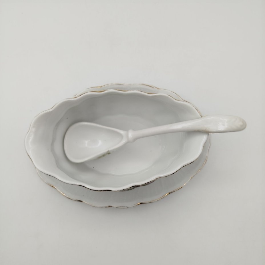 Соусник с ложкой, декорированные изображением сирени и ландышей