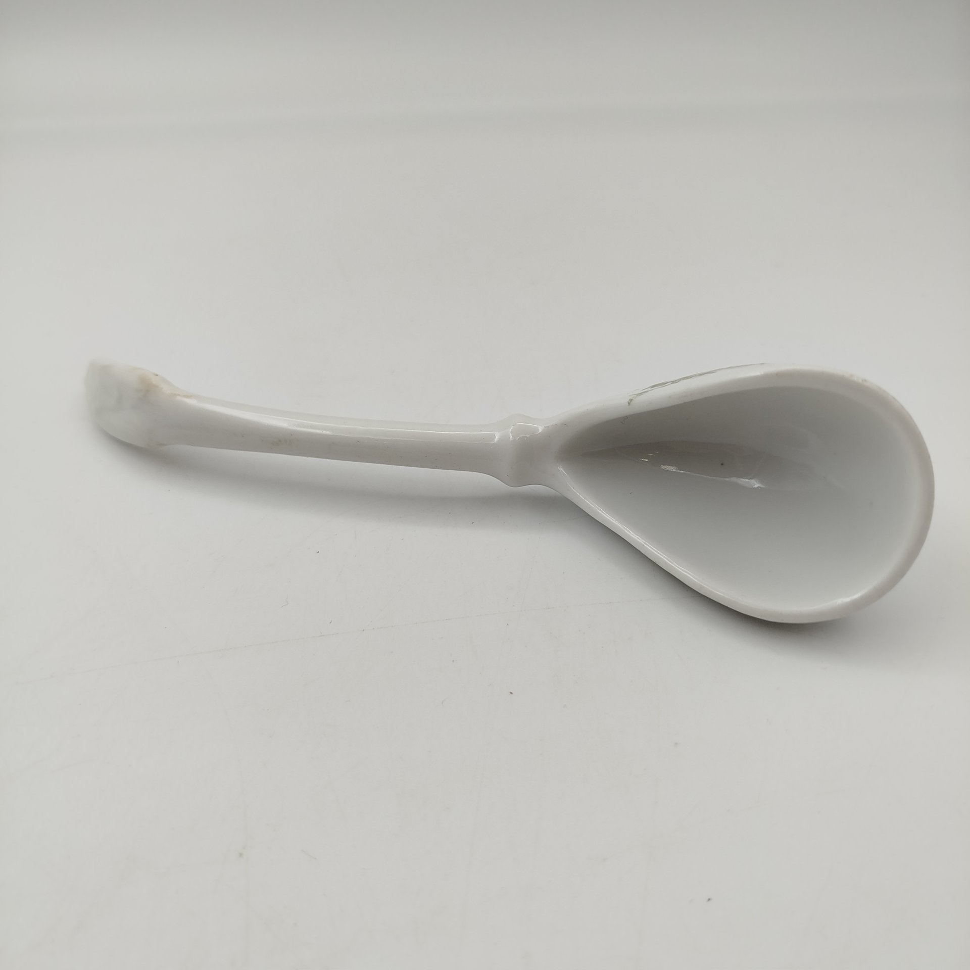 Соусник с ложкой, декорированные изображением сирени и ландышей, фарфор, деколь, золочение, Российская империя, 1890-1917 гг.