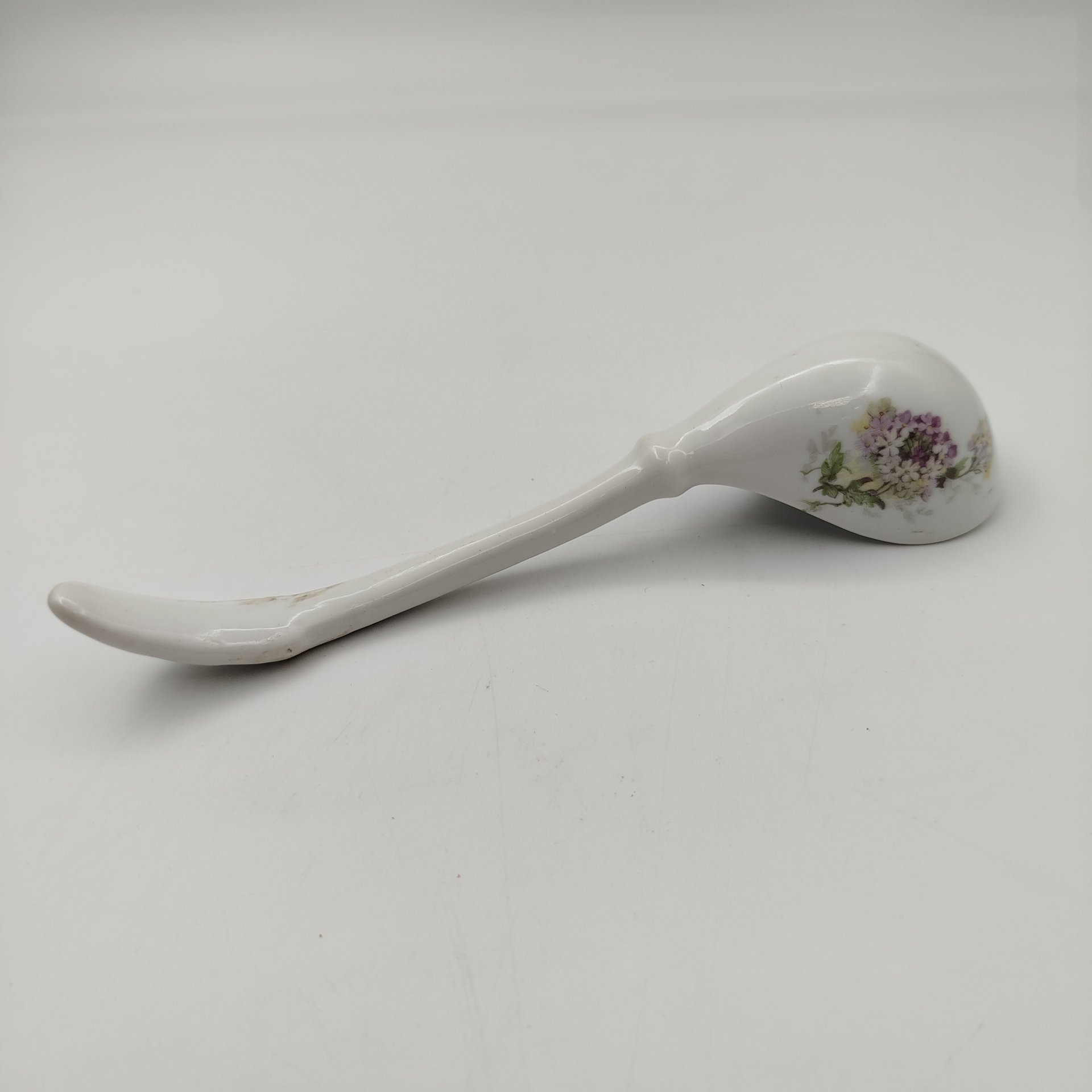Соусник с ложкой, декорированные изображением сирени и ландышей, фарфор, деколь, золочение, Российская империя, 1890-1917 гг.