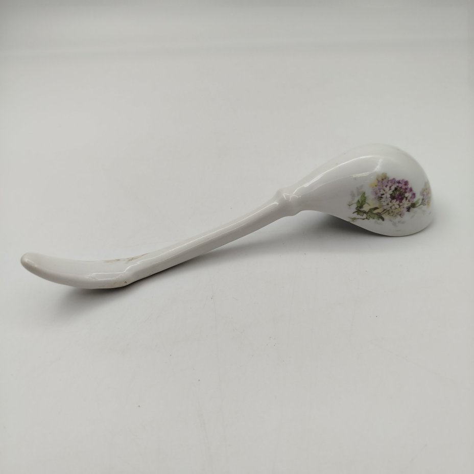 Соусник с ложкой, декорированные изображением сирени и ландышей