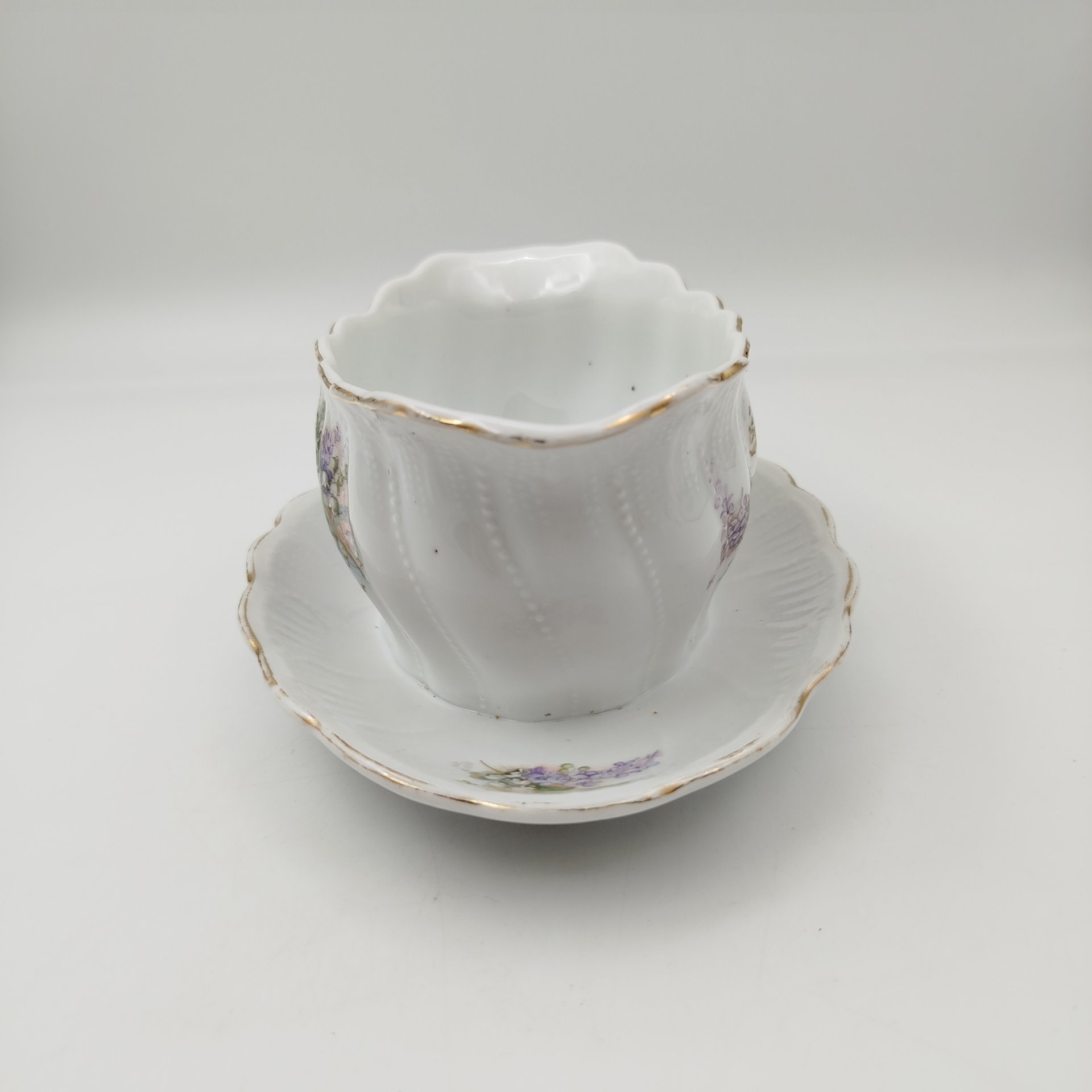 Соусник с ложкой, декорированные изображением сирени и ландышей, фарфор, деколь, золочение, Российская империя, 1890-1917 гг.