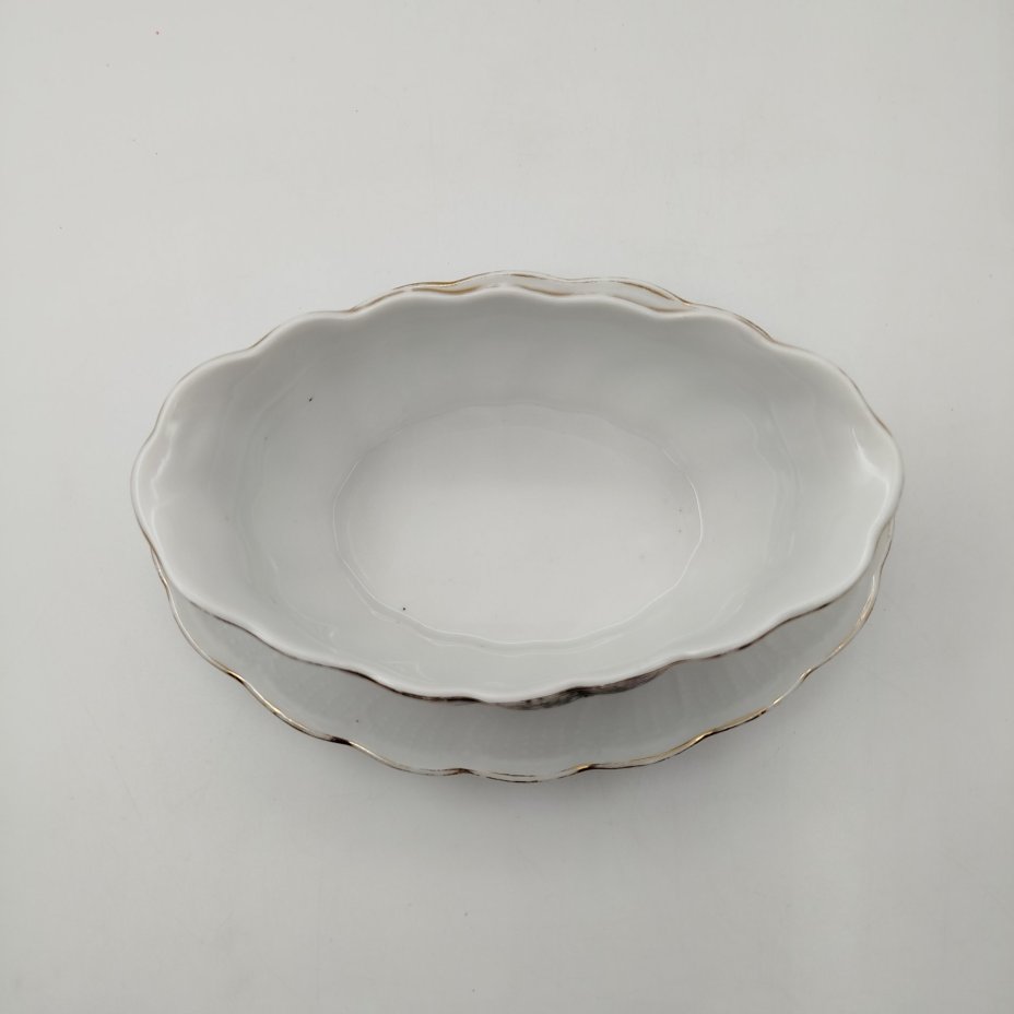 Соусник с ложкой, декорированные изображением сирени и ландышей