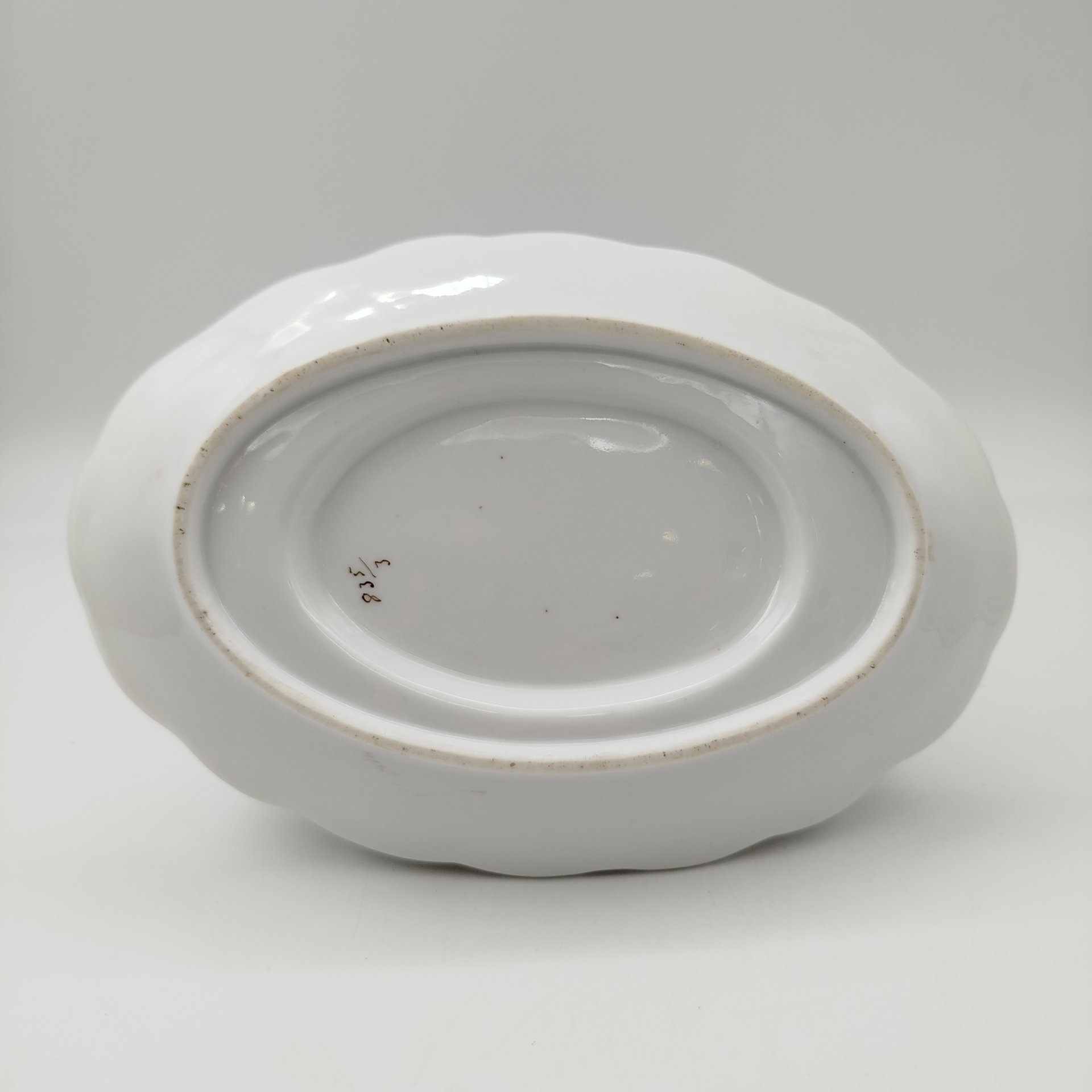 Соусник с ложкой, декорированные изображением сирени и ландышей, фарфор, деколь, золочение, Российская империя, 1890-1917 гг.