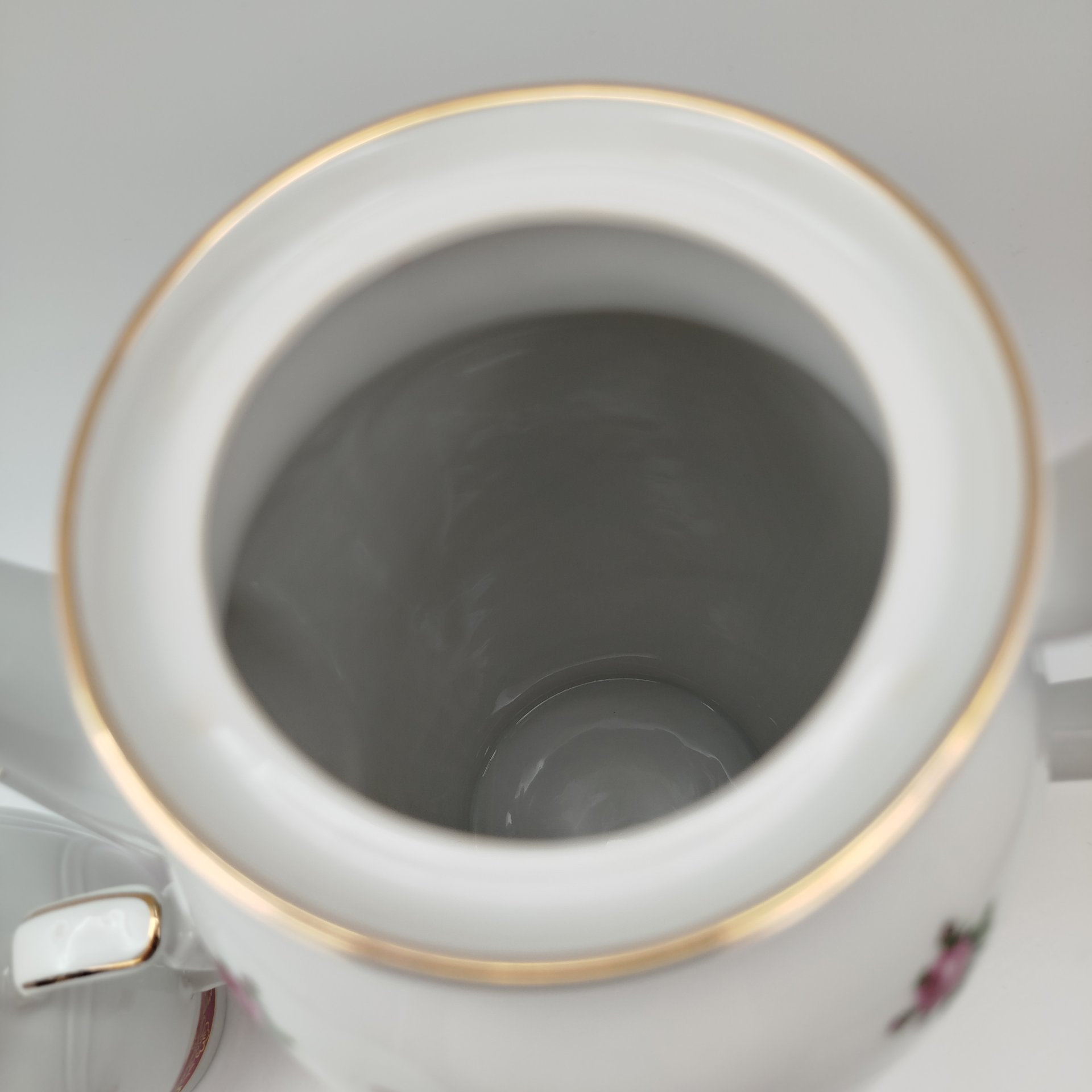 Кофейник и молочник, украшенные изображением роз, фарфор, люстр, деколь, золочение, Spezial Eisenberg Porzellan (SEP), ГДР, 1960-1980 гг.