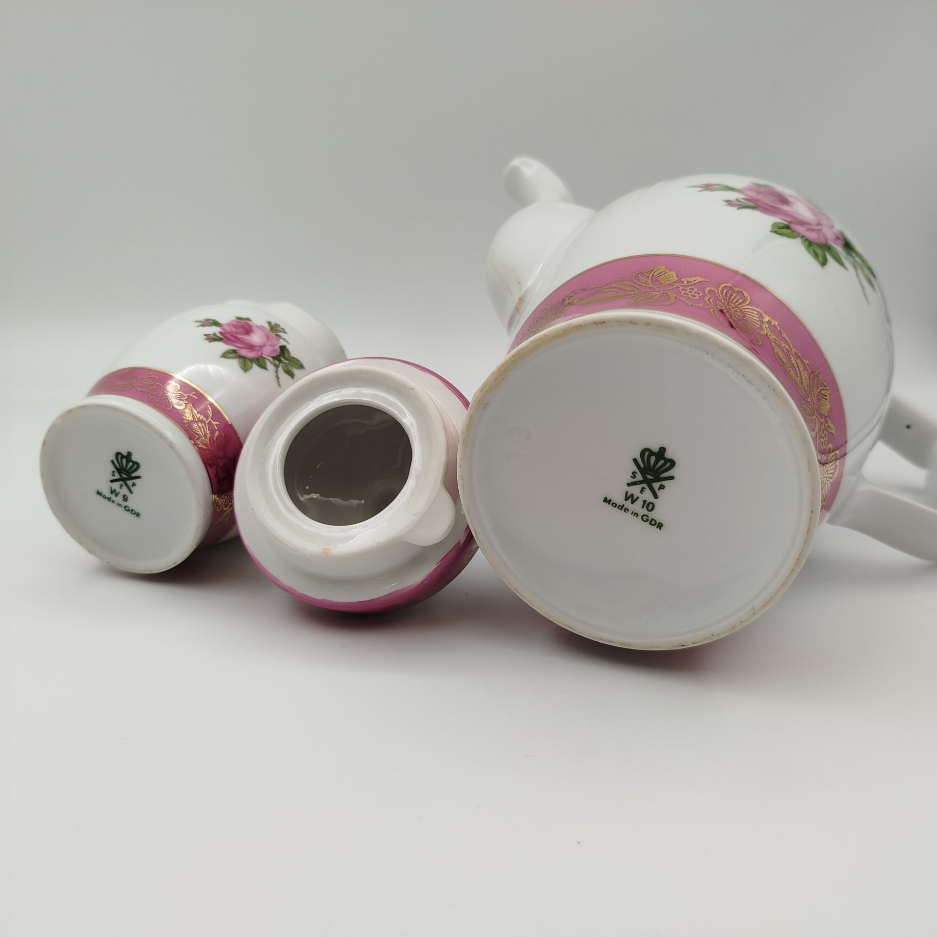 Кофейник и молочник, украшенные изображением роз, фарфор, люстр, деколь, золочение, Spezial Eisenberg Porzellan (SEP), ГДР, 1960-1980 гг.